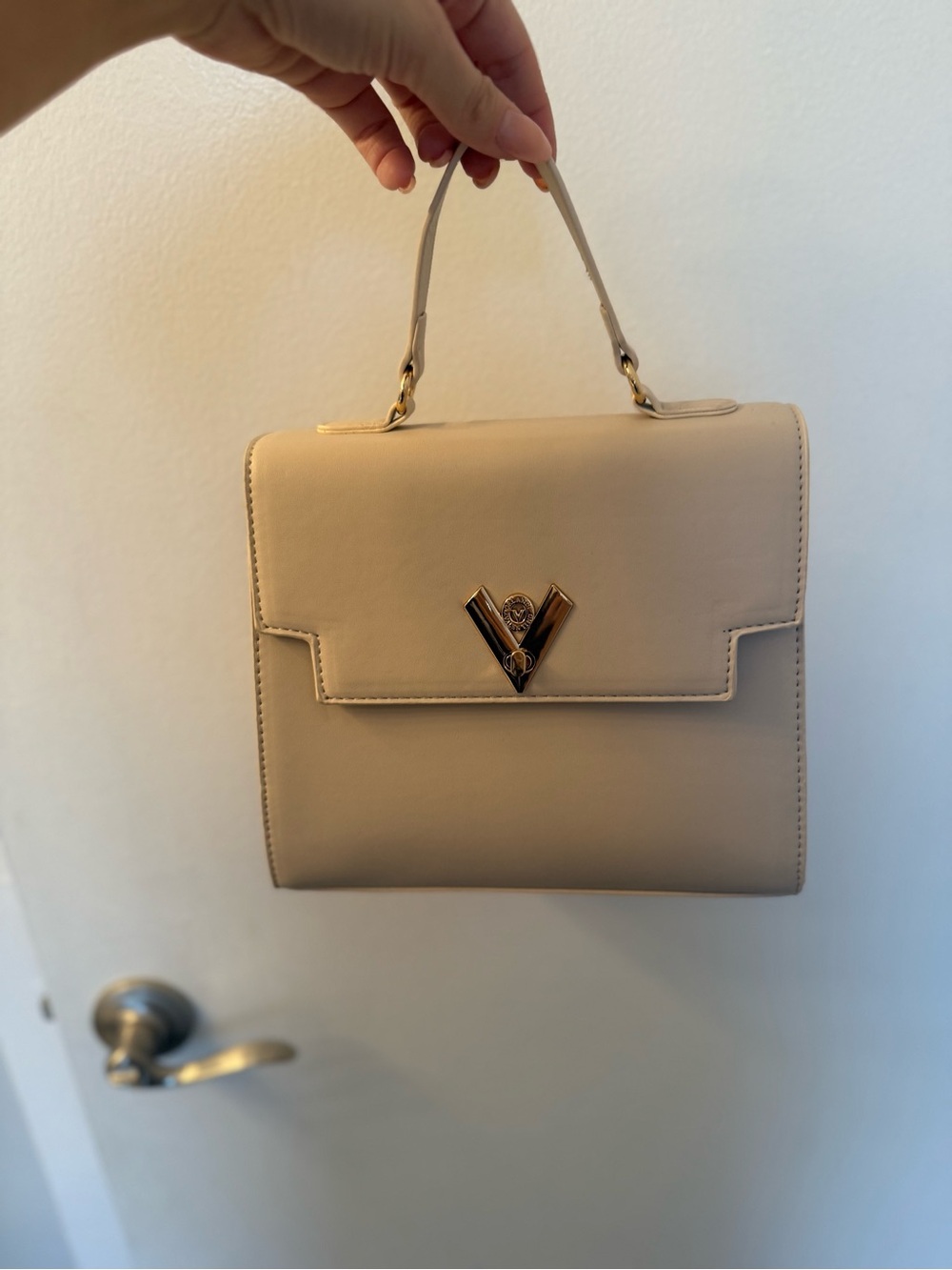 Elegant Cream Top-Handle Women's Bag with Gold Accent